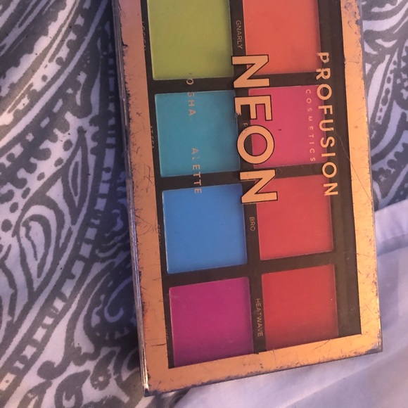 Profusion-NEON eye shadow palette - Picture 2 of 10